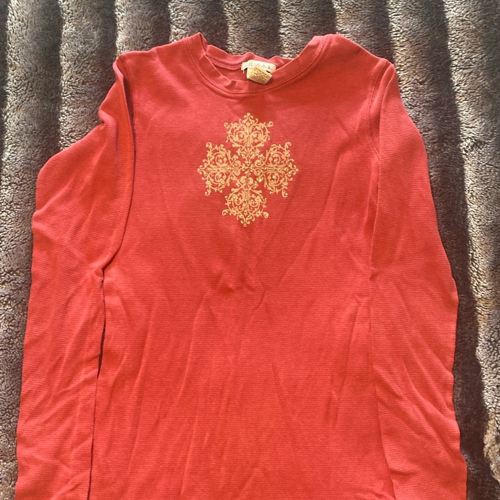 Long sleeve shirt maroon color